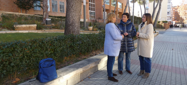 Carmen Pobo, Ana Marín y Rosa Sánchez, a las puertas del hospital Obispo Polanco